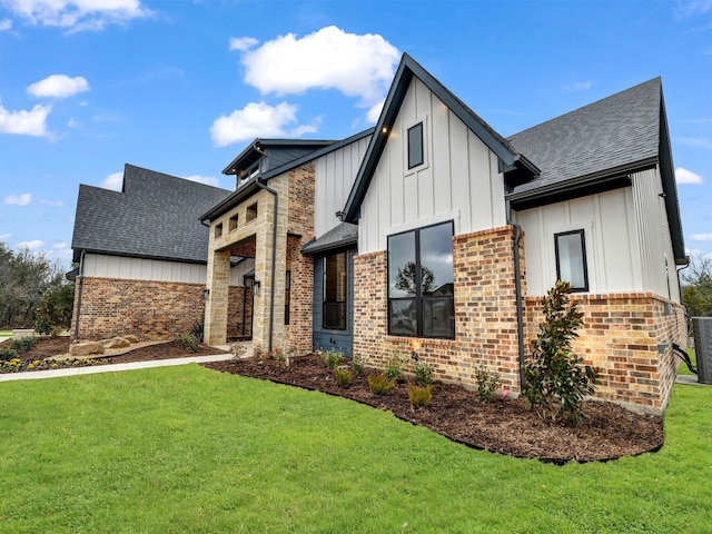 view of front of property featuring a front lawn