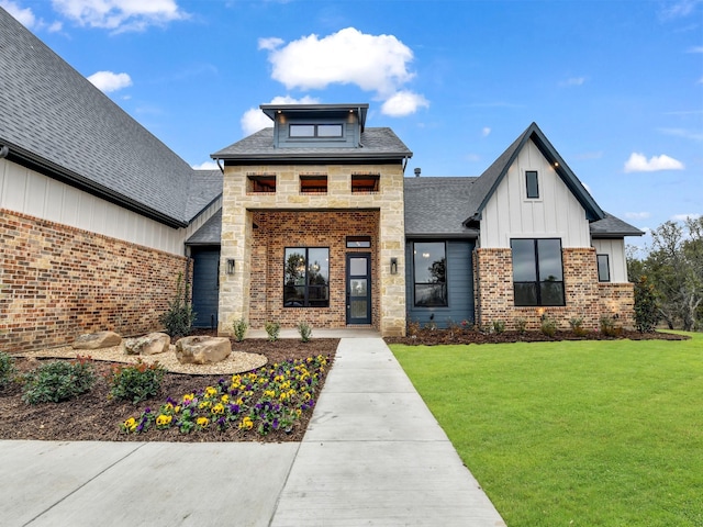 view of front of home featuring a front yard