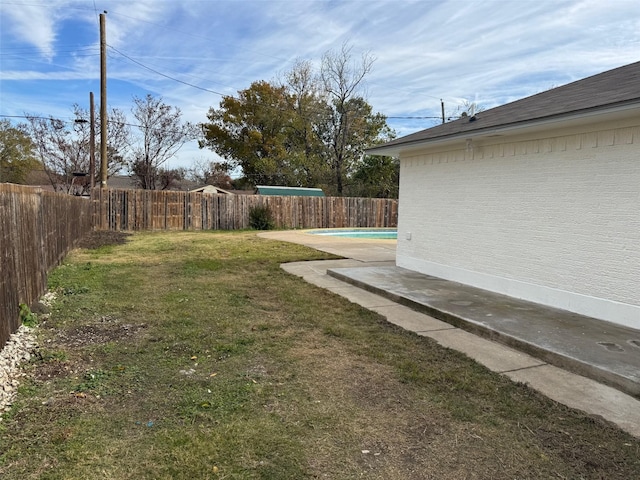 view of yard featuring a fenced in pool