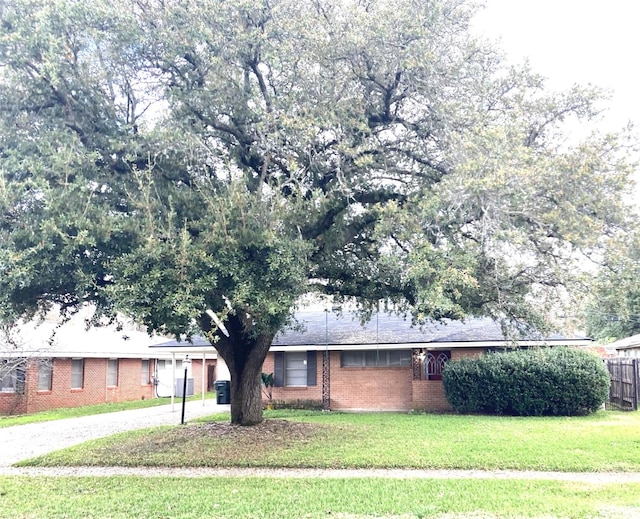 view of front of house featuring a front lawn