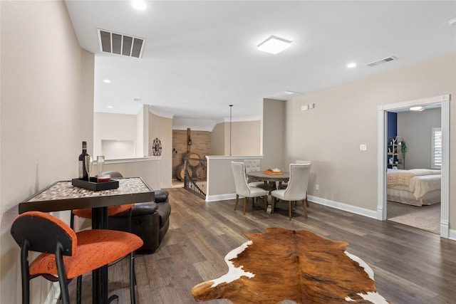 dining area with visible vents, wood finished floors, and baseboards