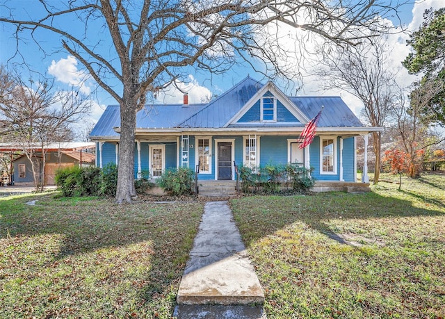 view of front facade featuring covered porch and a front yard