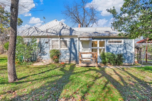 view of front of house with a front lawn