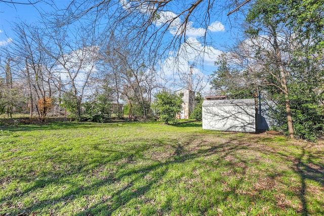 view of yard featuring a storage shed