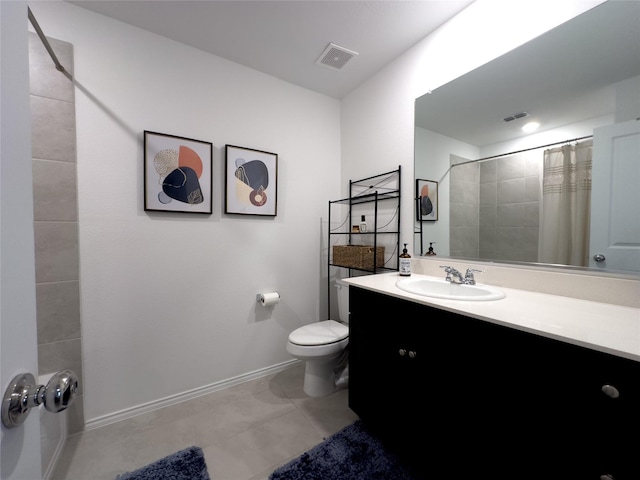 bathroom featuring a shower with curtain, vanity, and toilet