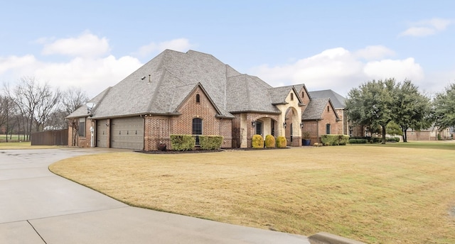 view of front of property featuring a front yard