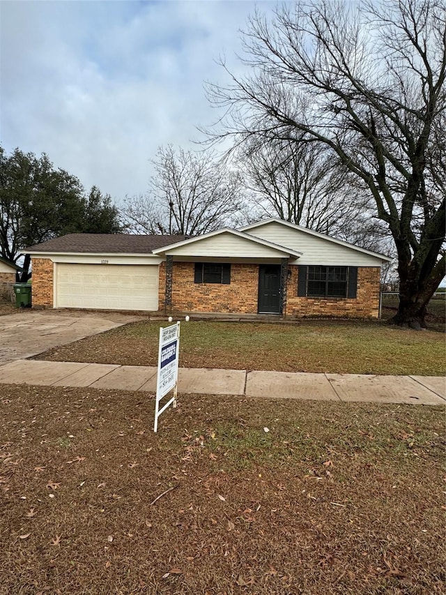 view of front facade featuring a front yard and a garage