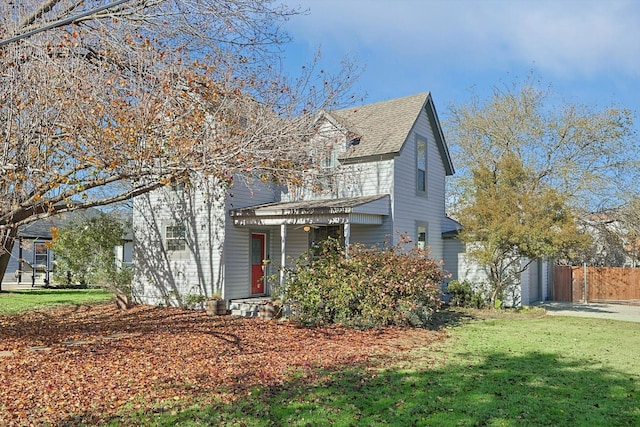 view of front of house featuring a front lawn