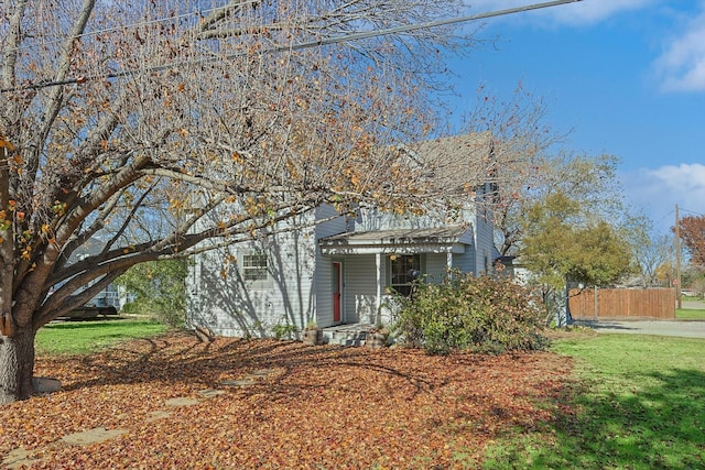 view of front facade with a front lawn