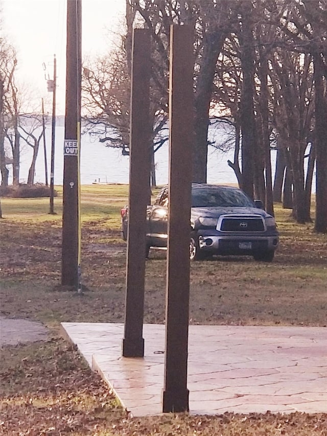 view of yard featuring a water view