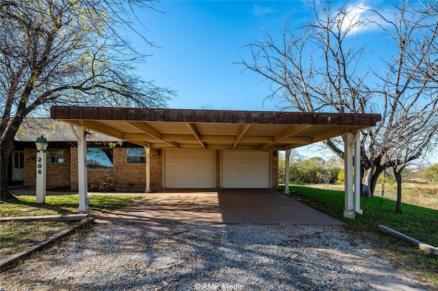 206 Spoon Dr, Stamford, TX 79553 - view of parking with gravel driveway and a detached garage