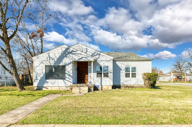 bungalow featuring a front yard