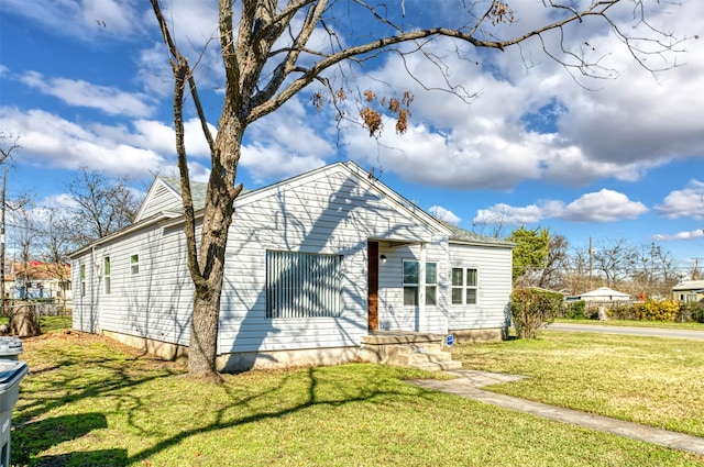 view of front of house featuring a front lawn