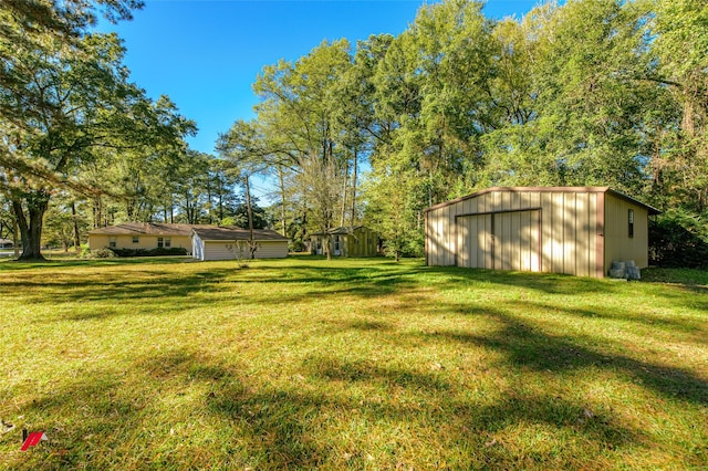 view of yard featuring an outbuilding