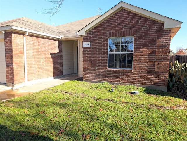 view of front of property with a front yard