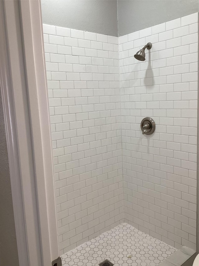 bathroom featuring a tile shower