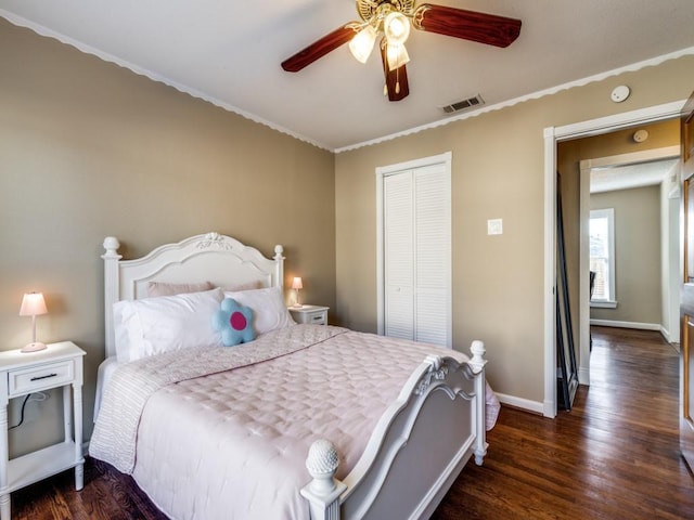 bedroom featuring dark wood-type flooring, ceiling fan, and a closet