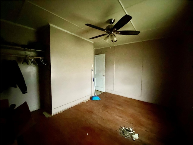 unfurnished bedroom featuring ceiling fan and a closet