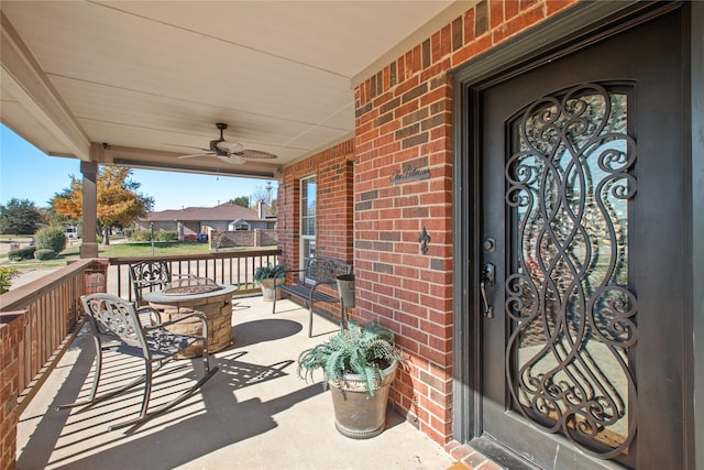 property entrance with ceiling fan and covered porch