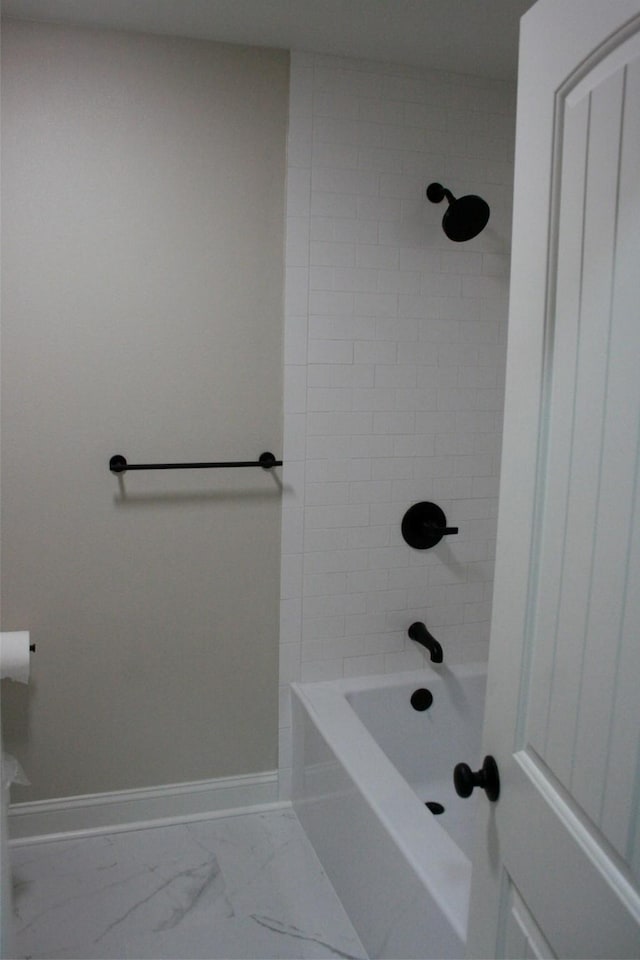 bathroom featuring tiled shower / bath