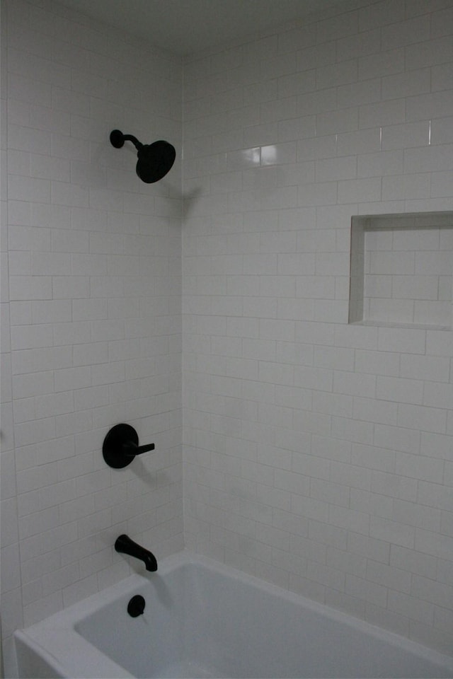 bathroom with tiled shower / bath