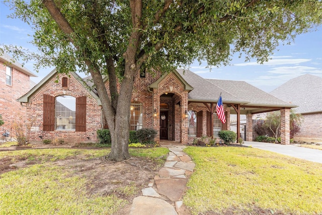 view of front of property featuring a front lawn