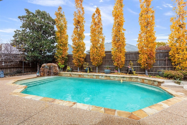 view of swimming pool