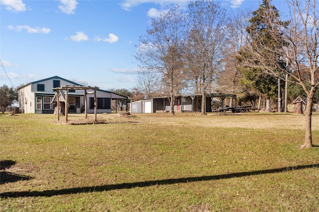 view of yard featuring an outbuilding