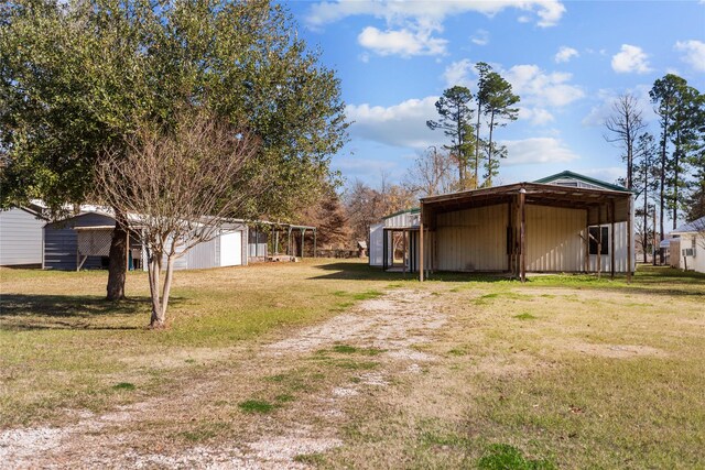 view of yard featuring an outdoor structure