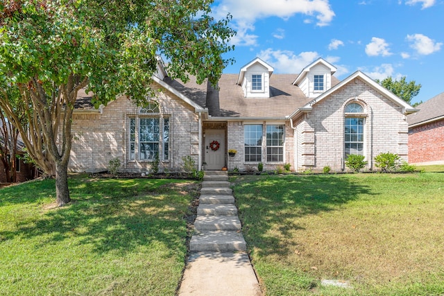 view of front of property featuring a front lawn