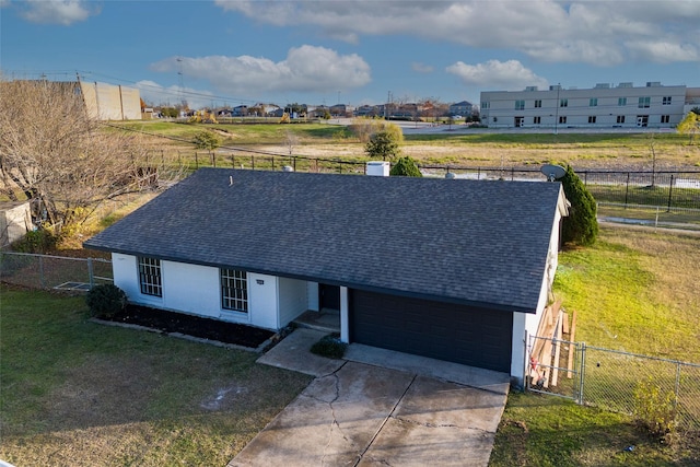 view of front of home featuring a front yard