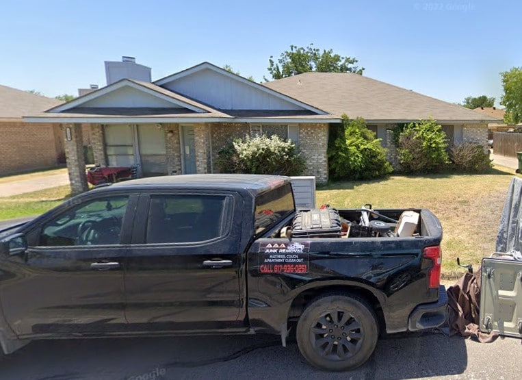 single story home featuring a front yard