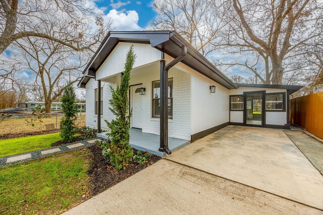 view of front of home featuring covered porch