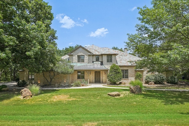 view of front of house featuring a front lawn