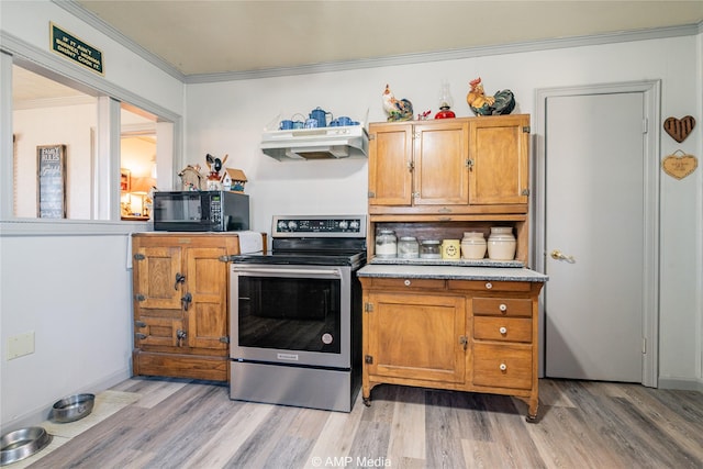 kitchen featuring light wood-type flooring, electric stove, crown molding, and extractor fan