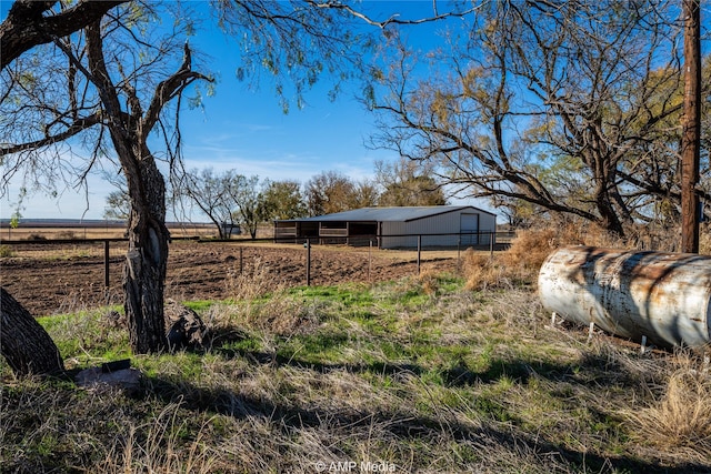 view of yard featuring a rural view