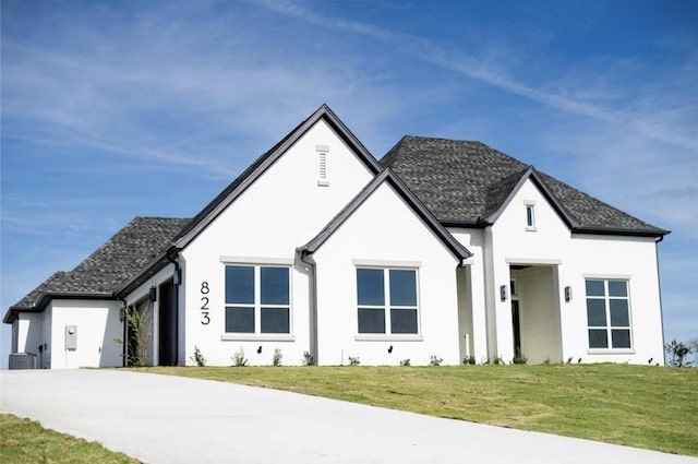 view of front of property with a front yard