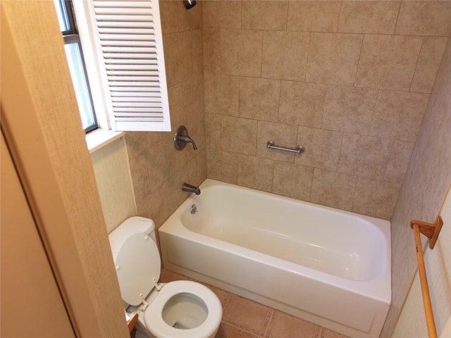 bathroom with tiled shower / bath and toilet