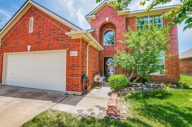 view of front property featuring a garage and a front yard