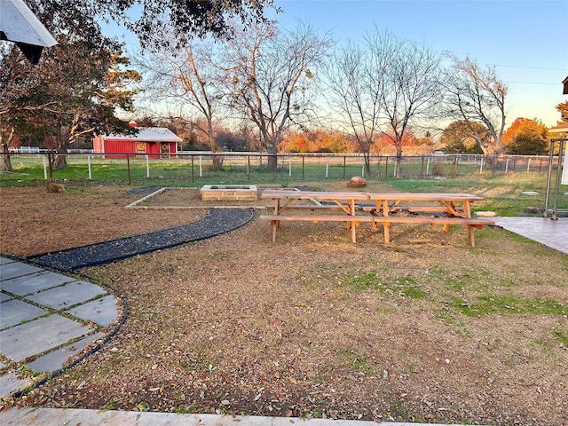 view of yard at dusk