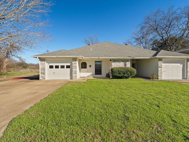 view of front of home featuring a front yard and a garage