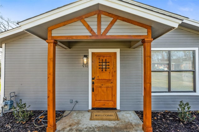 property entrance featuring a porch