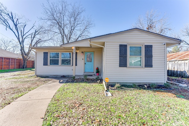 view of front of house featuring a front yard