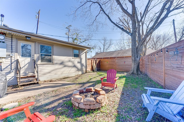 view of yard featuring an outdoor fire pit