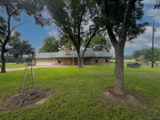 ranch-style house featuring a front lawn