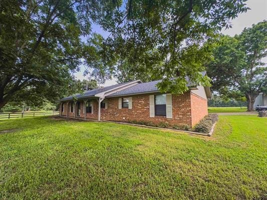 view of front of home featuring a front lawn