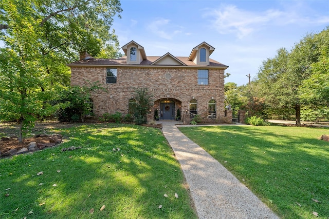 view of front of house featuring a front lawn