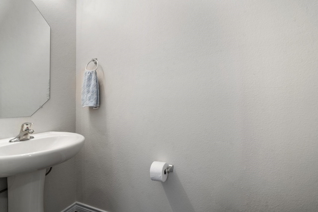 bathroom featuring sink