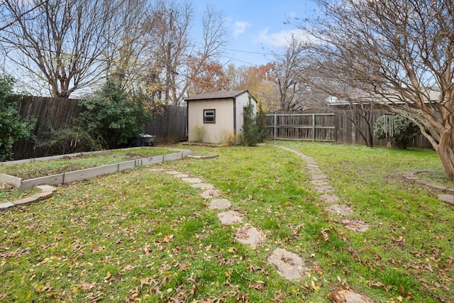 view of yard featuring a shed