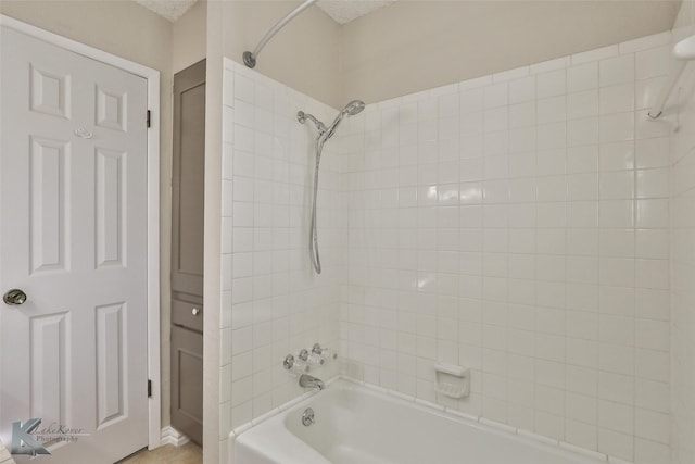 bathroom with bathtub / shower combination